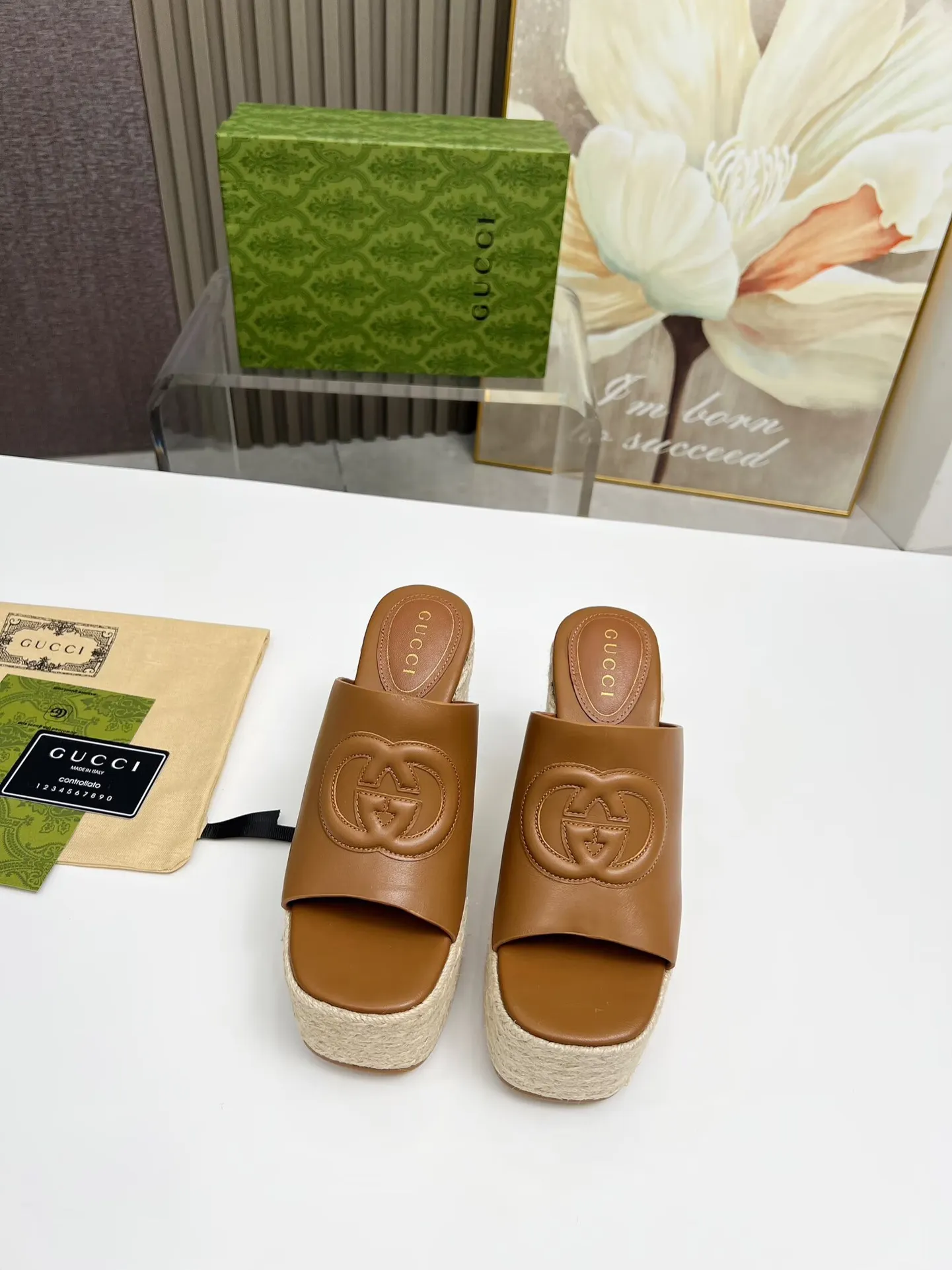 👟👟Ex-factory price 460👟👟 Gucci's new slippers, fashionable, high-end and full of personality✅ Very stable, comfortable and durable for daily use, convenient and unique for daily matching, a must-have classic for summer, the upper is made of GUCCI brand stitching Fabric: cowhide Lining/foot pad: sheepskin Water platform height: 11cm Color: black, white, brown Code number: 35-42 (41 and 42 need to be customized) Packaging: Comes with cloth bag and card.